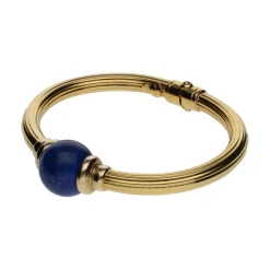 PULSERAS Pulsera rígida en oro amarillo con lapislázuli.