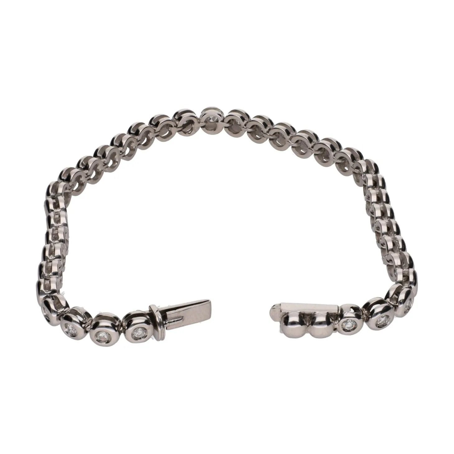 PULSERAS Pulsera riviere en oro blanco con brillantes en chatón.