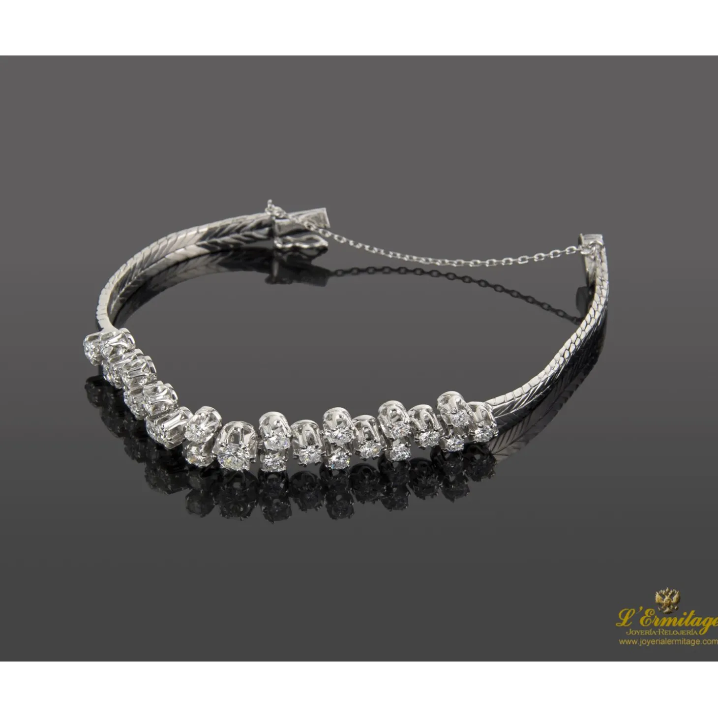 PULSERAS Pulsera semirrígida oro blanco y diamantes.