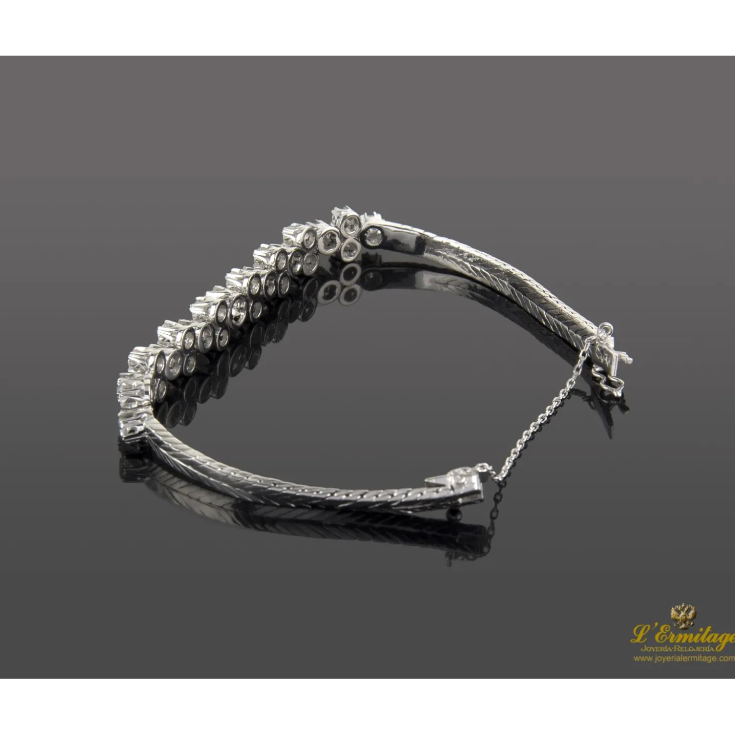 PULSERAS Pulsera semirrígida oro blanco y diamantes.