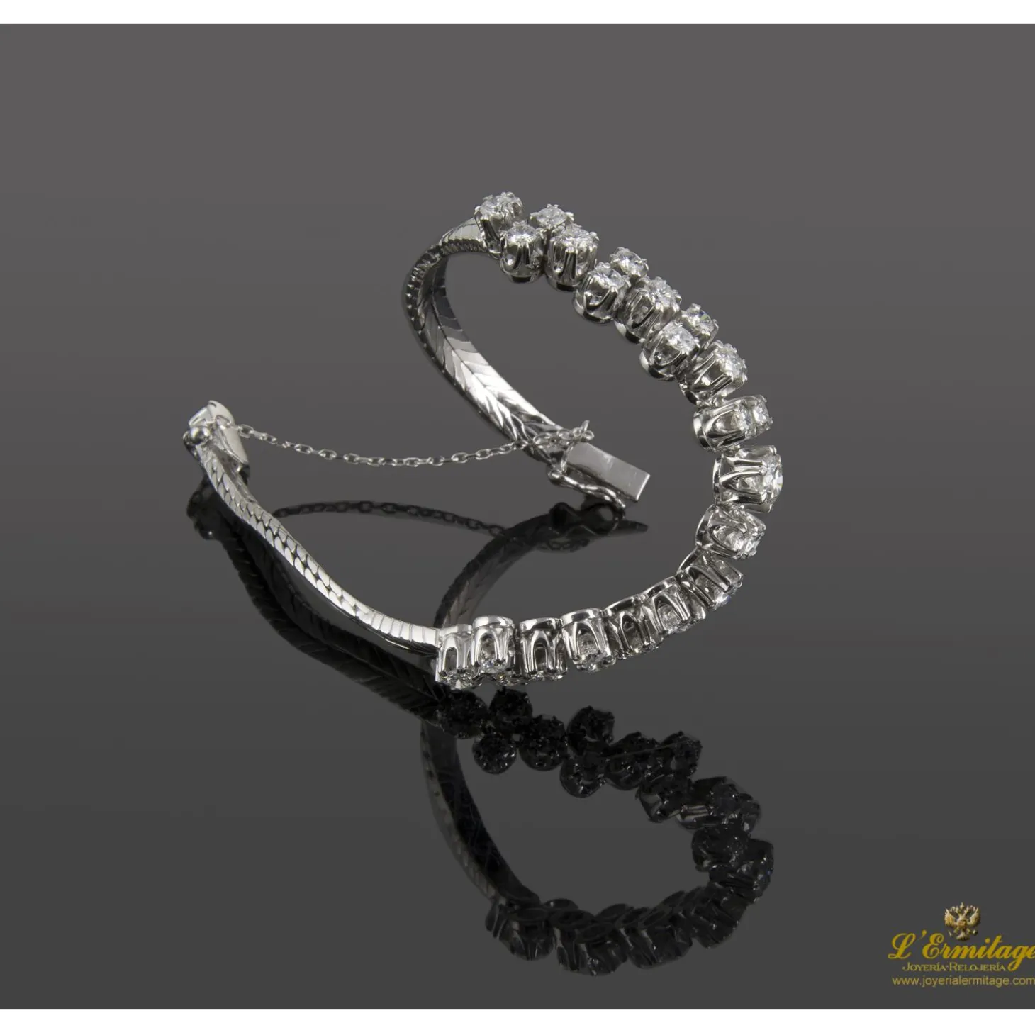PULSERAS Pulsera semirrígida oro blanco y diamantes.